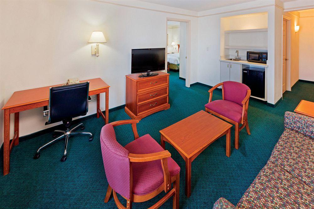 La Quinta By Wyndham San Antonio Airport Hotel Bagian luar foto