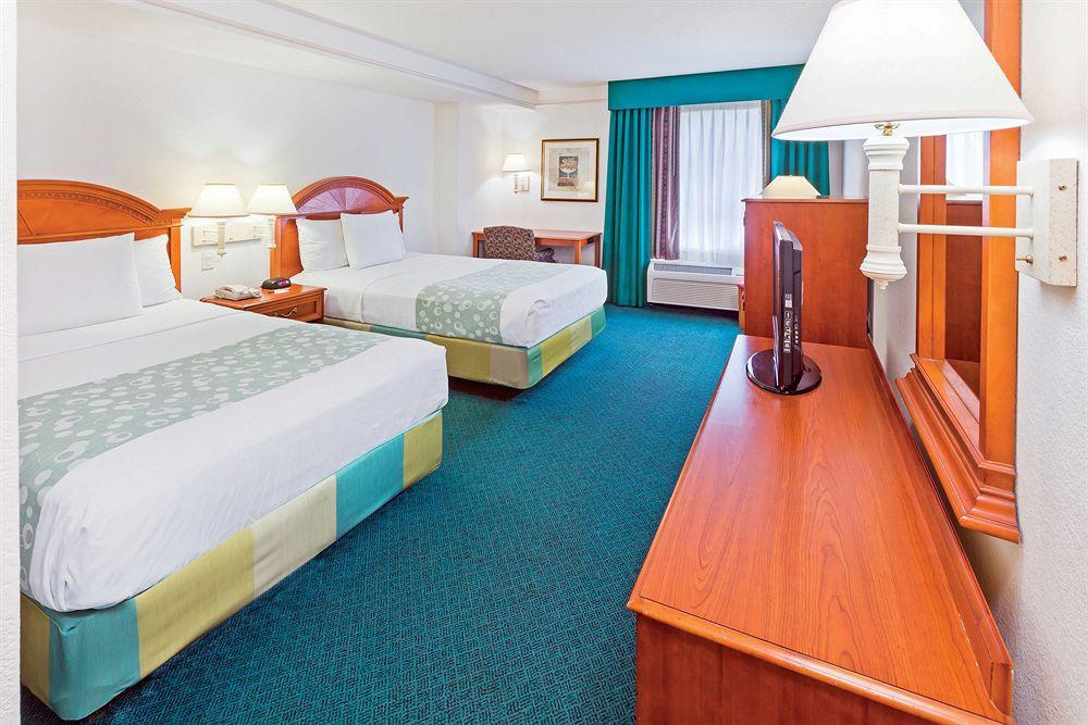 La Quinta By Wyndham San Antonio Airport Hotel Bagian luar foto