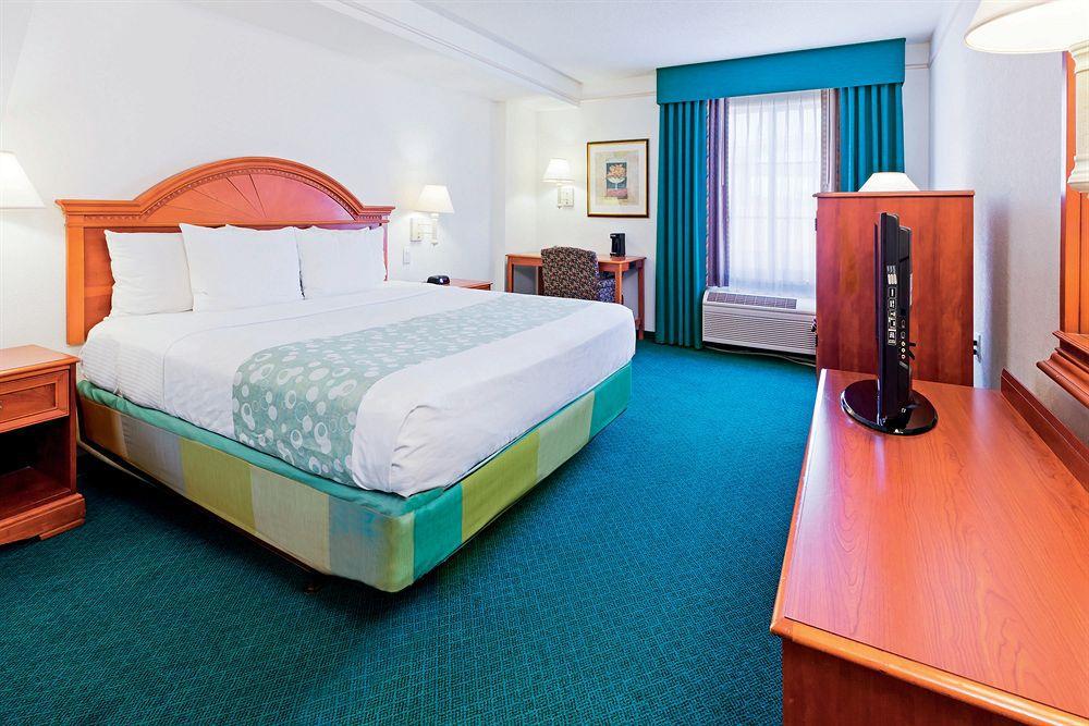 La Quinta By Wyndham San Antonio Airport Hotel Bagian luar foto