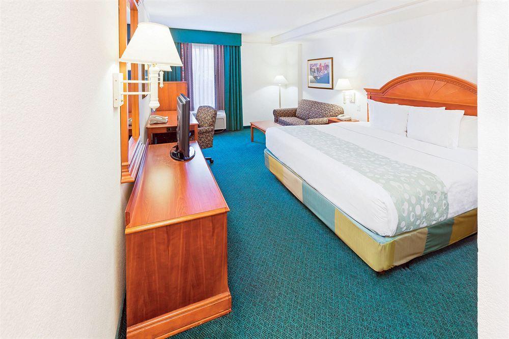 La Quinta By Wyndham San Antonio Airport Hotel Bagian luar foto