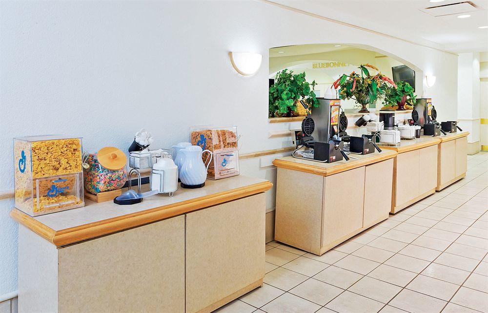 La Quinta By Wyndham San Antonio Airport Hotel Bagian luar foto