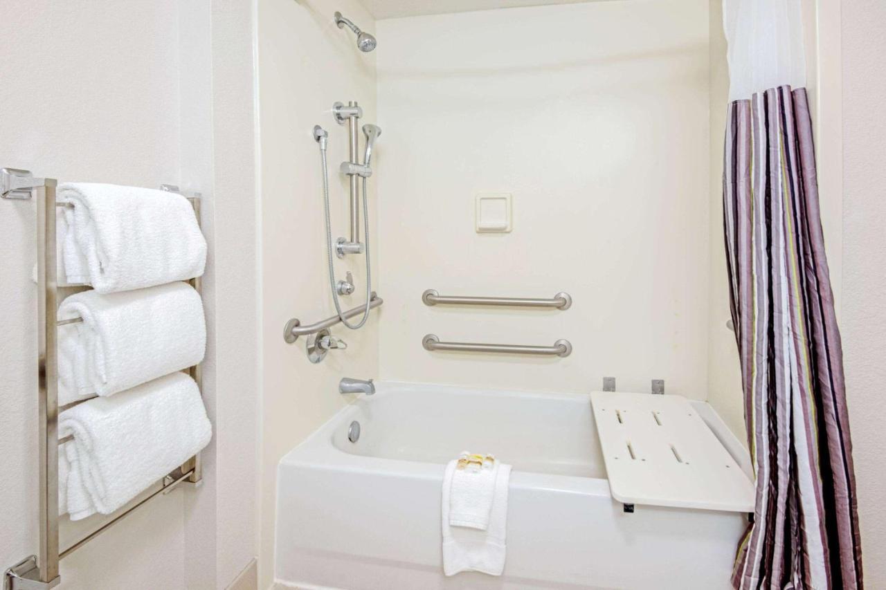 La Quinta By Wyndham San Antonio Airport Hotel Bagian luar foto