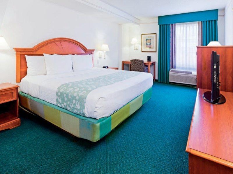 La Quinta By Wyndham San Antonio Airport Hotel Bagian luar foto